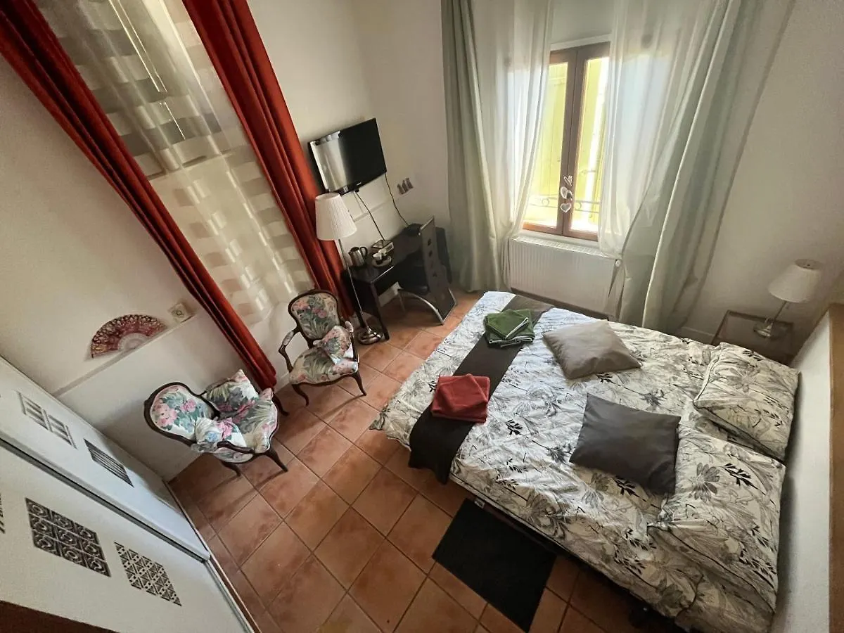 Homestay Le Donjon De La Roquette Apartment Arles
